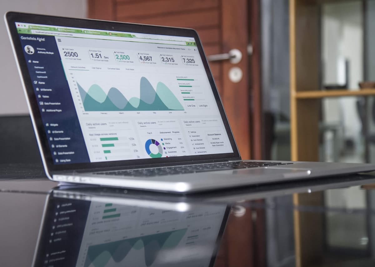 Laptop sur table en verre dans un espace de travail moderne