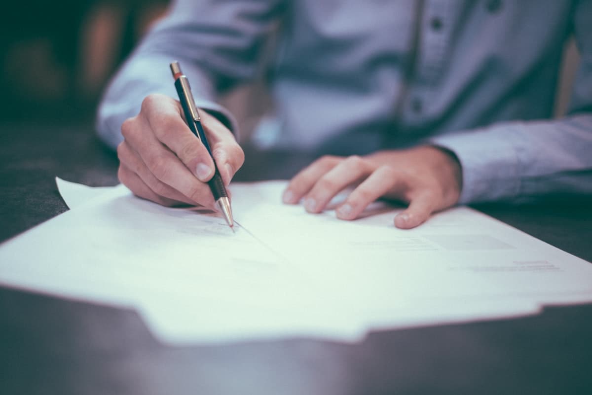 Indépendant remplissant des documents administratifs et financiers à son bureau
