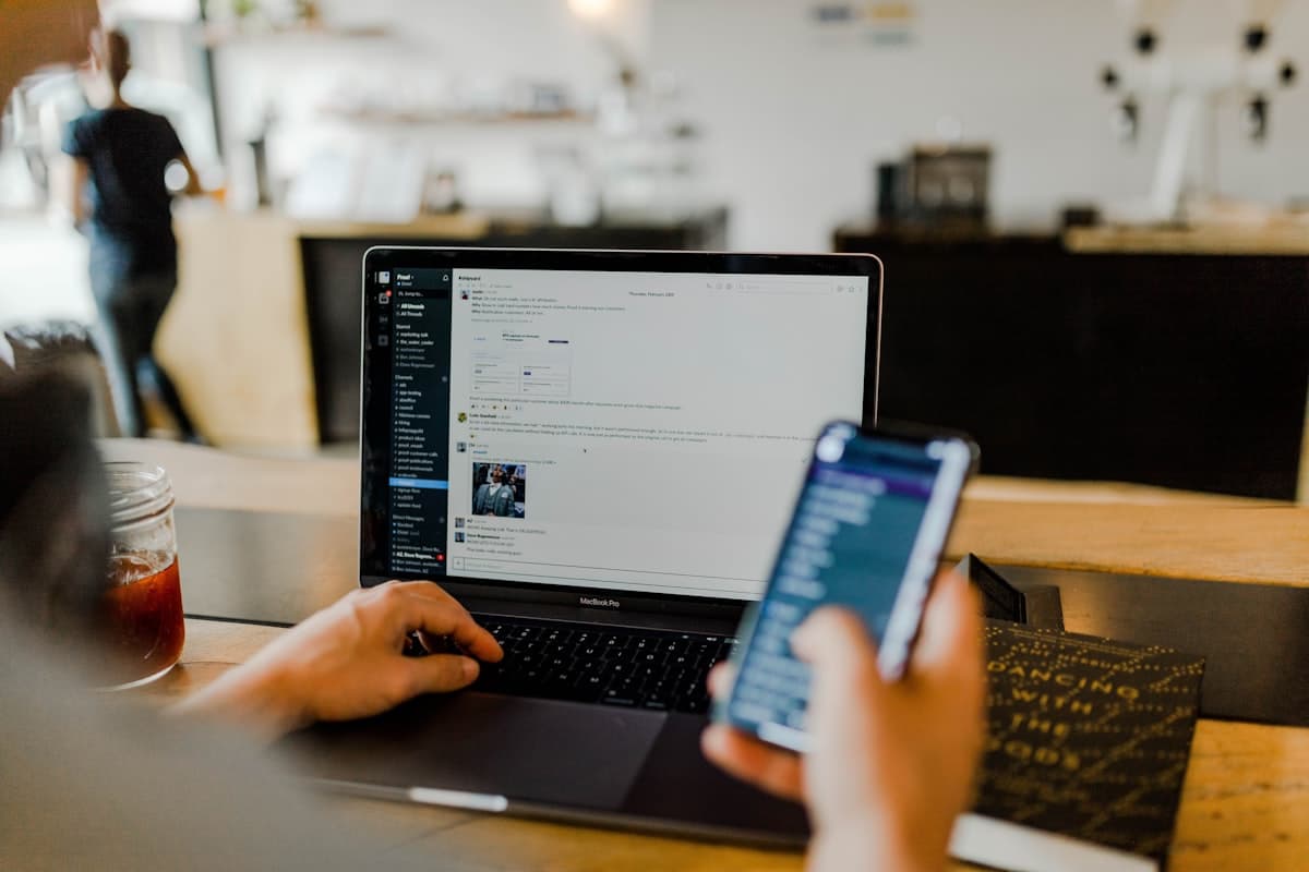 Personne travaillant sur un MacBook Pro dans un espace de coworking