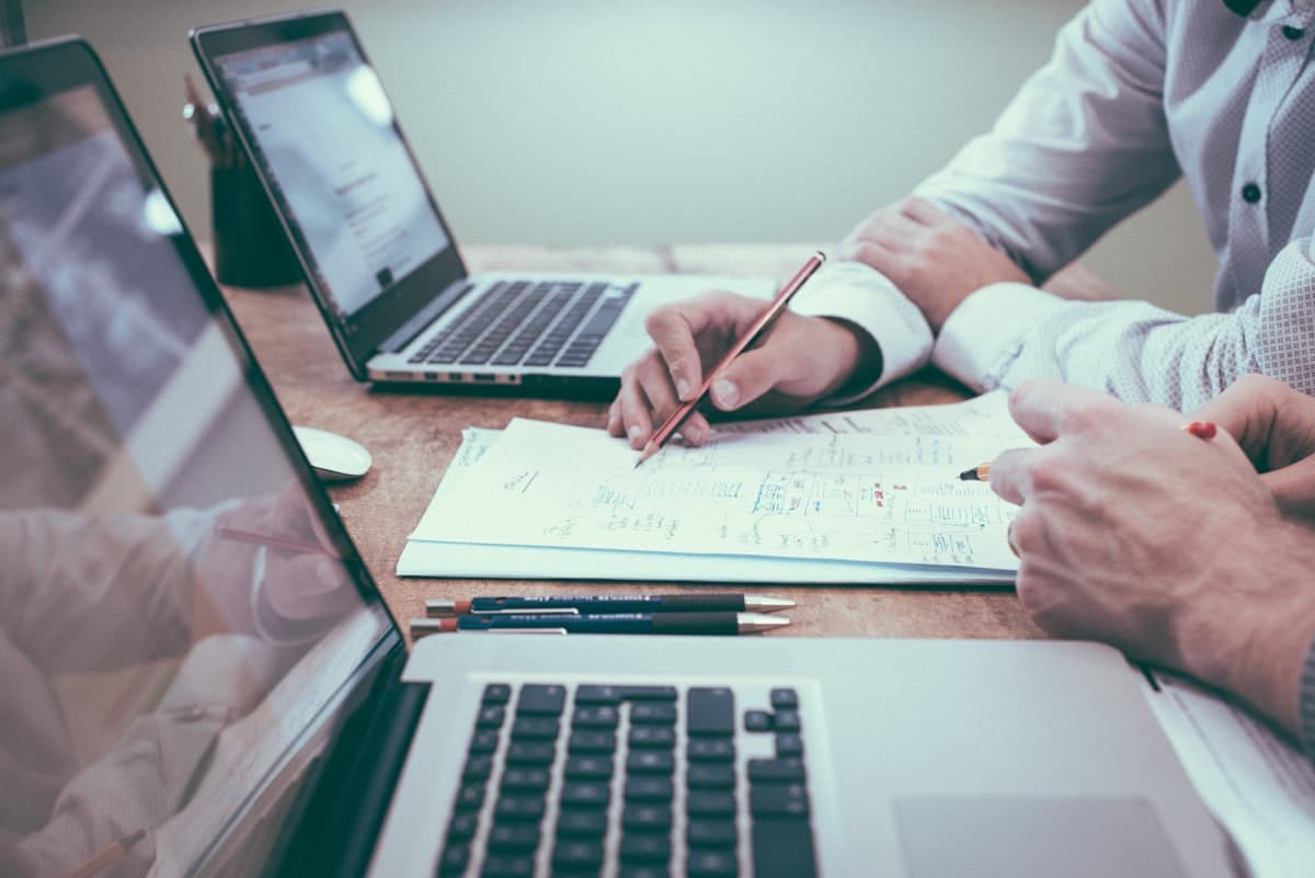 Indépendant français gérant sa comptabilité sur un ordinateur portable à son bureau