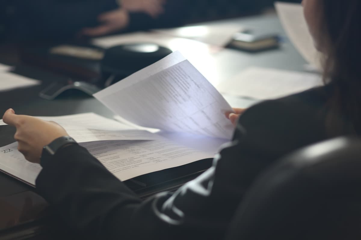 Femme lisant un document administratif à son bureau